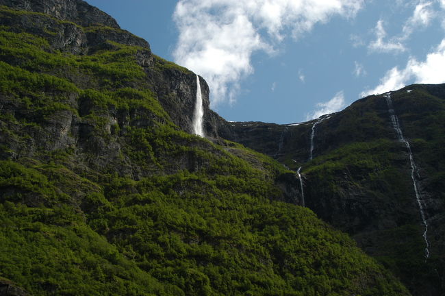 ソグネフィヨルドクルーズの船上から見る滝<br />