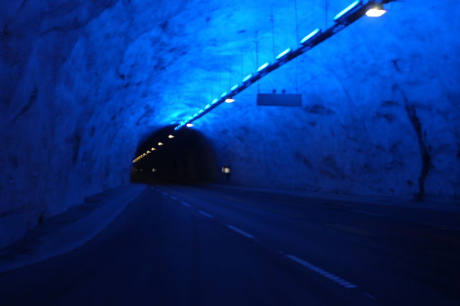 フロム近郊のアラウンとラルダールを結ぶ全長２５ｋｍの世界最長のトンネル。単調さからくる眠気防止の工夫、Ｕターン可能なスペースあり<br />