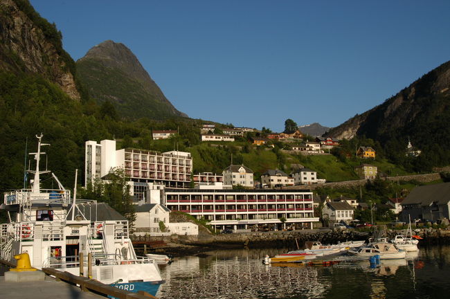 ゲイランゲルの宿。西日の当る夜１０時頃<br />