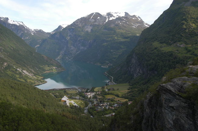 ゲイランゲルの港を望む。右側の岩場に人が立っている写真が定番<br />