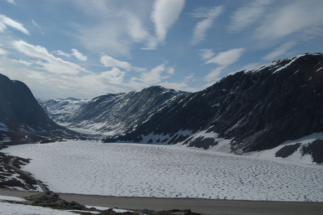 「ダレスニッパ展望台」近くの湖。一面、凍りついています<br />