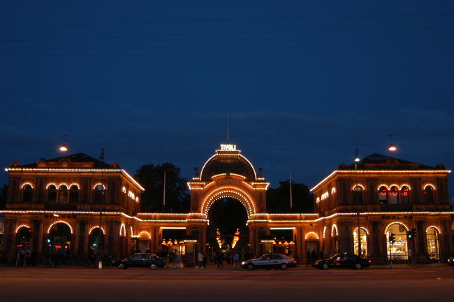 ライトアップされた「チボリ公園」正面入口<br />