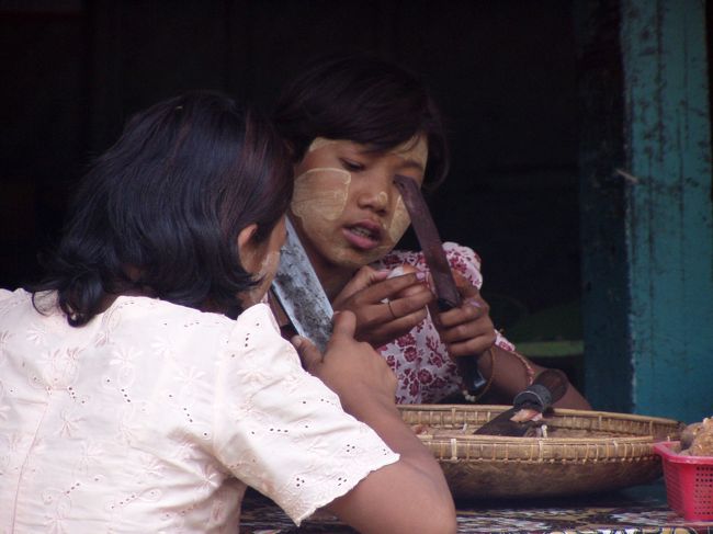 　店先で鼻歌を歌いながら仕込みをする女の子たち。