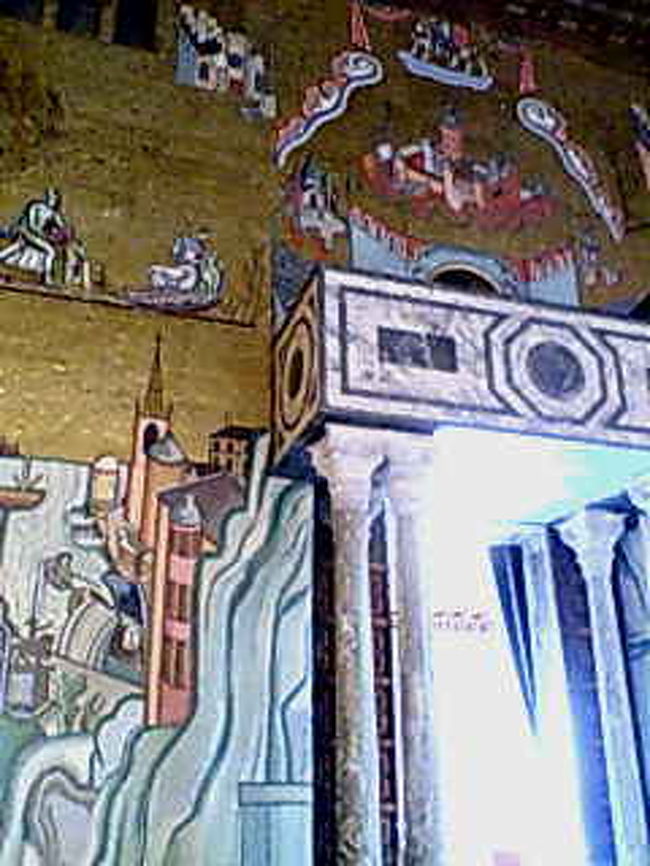 市庁舎にて（その1）金箔モザイクガラスが1900万個使用らしい。天井も高くて、キラキラしてます。日本の豊臣秀吉「黄金の茶室」はへぼイとおもえる広さ＆でかさ。