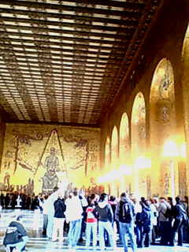 市庁舎にて（その2）市庁舎のなかにある、要人を招いての舞踏会などが行なわれる黄金の間。ここはガイドツアーに予約しないと入れません。