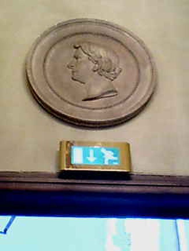 市庁舎にて（その6）非常階段のライトと、上にある歴史あるモニュメント？が非対照的で撮影してしまいました。