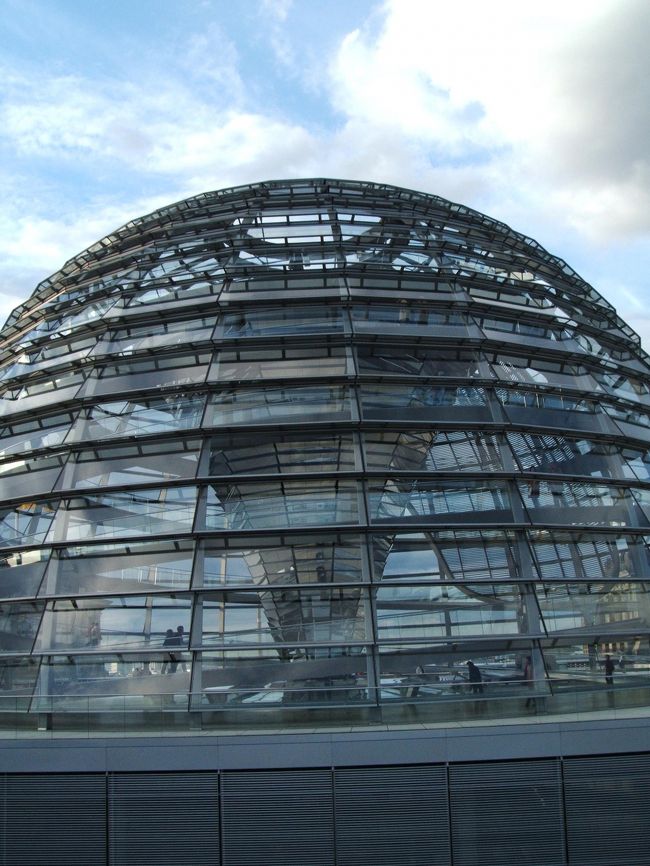 ドームを外側から見るとこんな感じ。ドーム自体の高さは20ｍくらいでしょうか？