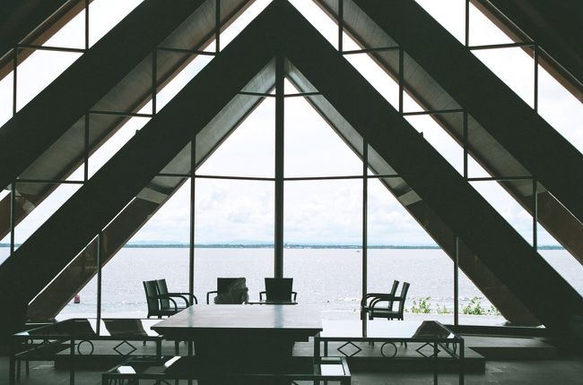 海の見える教会です。<br />壁がほとんどガラス張り。<br /><br />雨がほとんど降らないセブ。<br />海を見ながらの結婚式も挙げられます。