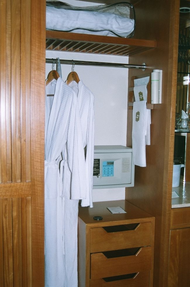 アメニティも揃っていました。<br /><br />ドライヤーは部屋の引き出しの中に入っています。<br />バスルームには無いですが、持っていって<br />使うことも出来ます。