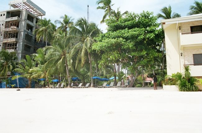 ビーチから見たリゾート。<br />左側は工事中でした。