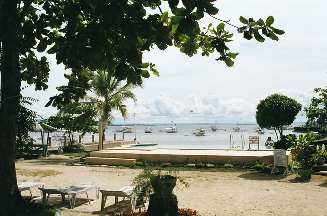 リゾート内には、レストラン、ダイビングショップ、ダイビング用のプールがあります。<br />ダイビングショップには日本人のスタッフもいます。<br /><br />海は目の前ですがビーチが無いのが残念。<br />でも、海沿いにあるレストランにいると<br />心地よい風が入ってきてリゾート気分を満喫できます。