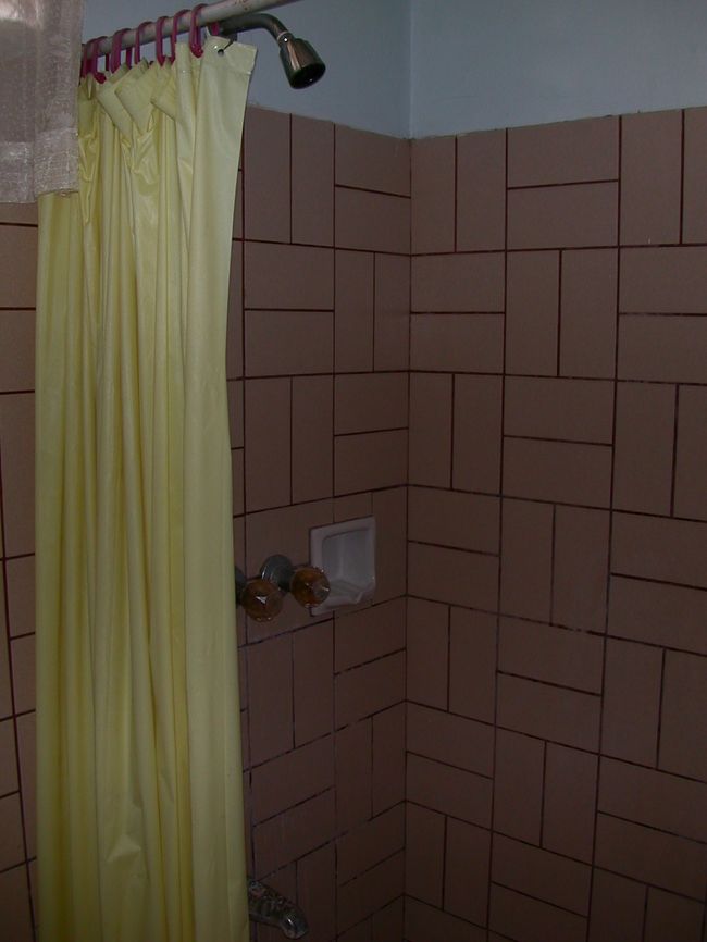 バスタブは無くシャワーのみ。<br />部屋も必要最低限のものしかありませんが<br />掃除が行き届いていてキレイな印象。<br /><br />ダイバーさんにオススメです。