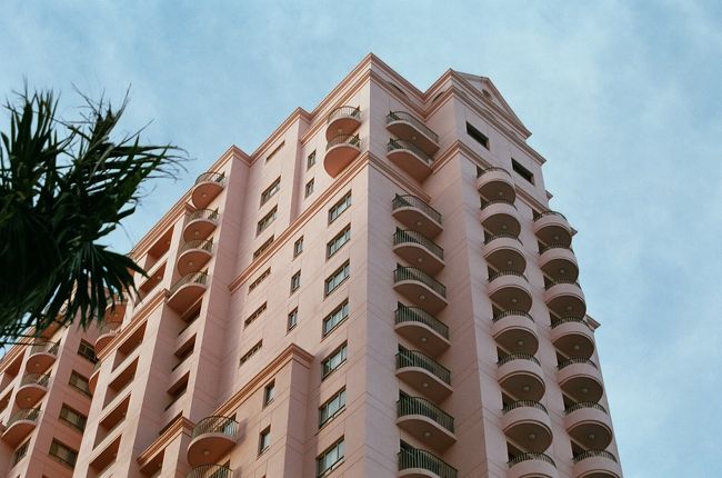 ピンクの外観がものすごく目立っている<br />「ヒルトンセブリゾート＆スパ」<br /><br />セブシティからもこのホテルが見えます。