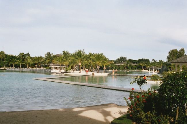 中に入るとラグーンが広がっています。<br />暑かったのでものすごく泳ぎたかった・・・。