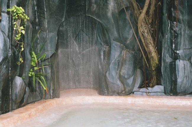 リゾート内にある人気の「モガンボスプリングス」という名前のスパ。<br /><br />マッサージを受けている人がいたので、入り口の<br />ジャグジーのみ見てきました。<br />水の音が心地いいです。