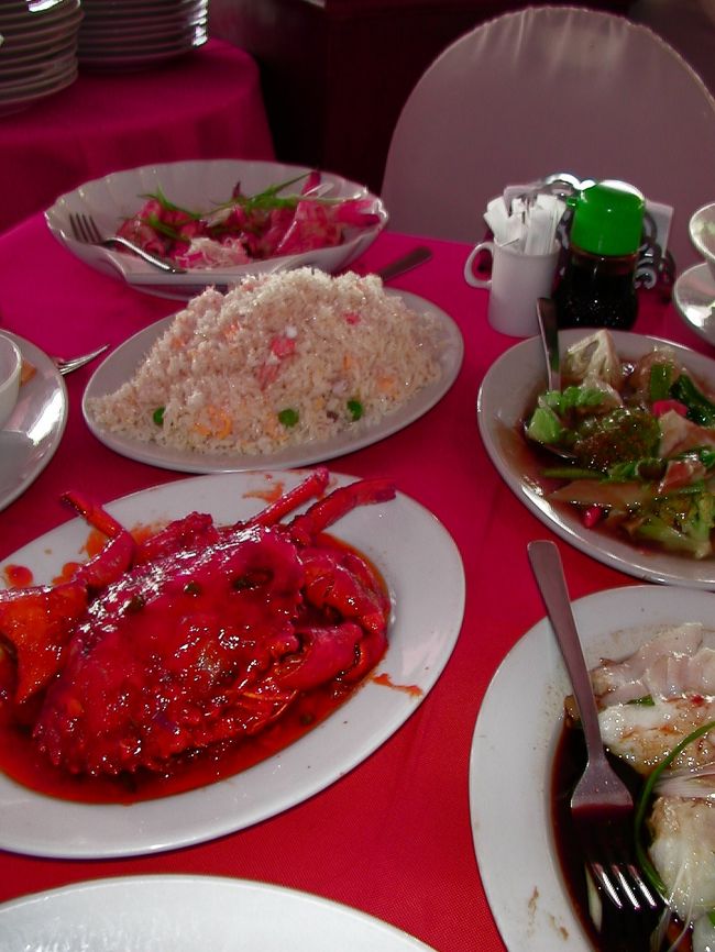 マクタン島のラプラプにあるシーフードレストラン<br />「マジェスティック」でご飯。<br /><br />３人でこんないっぱい・・・食べきれません（笑）<br />でもおいしかったなぁ