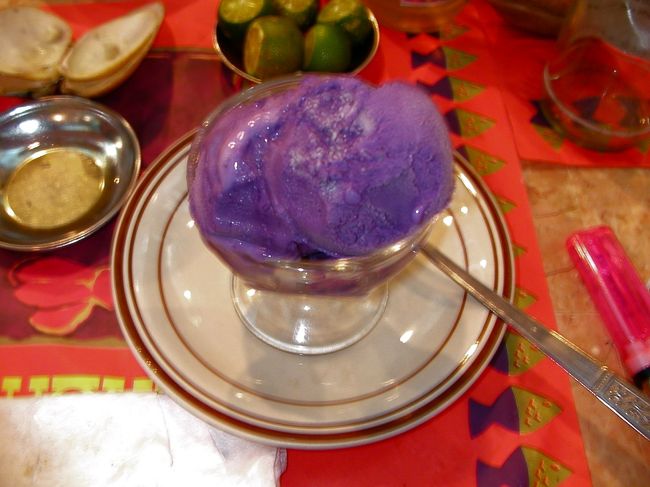 セブシティにある「ライトハウス」。<br />ギターと歌の生演奏を聴きながら食事が出来ます。<br /><br />フィリピンの定番料理が食べられます。<br />写真はウベアイスクリーム。<br /><br />甘すぎずおいしい！はまります。