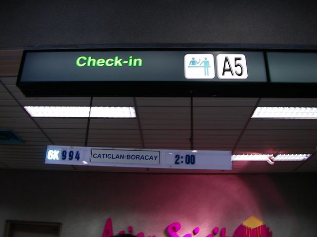 セブ→ボラカイへ。<br />アジアンスピリット（6K）で約1時間の空の旅。<br />20人乗りの小さなプロペラ飛行機で、<br />荷物の重量制限も10kgまで。<br />（*超過分はカウンターで料金を支払います。）