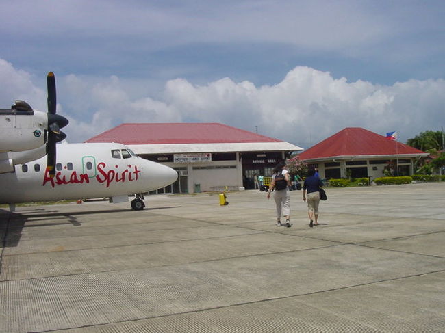 カティクラン空港に到着。<br /><br />歩いて空港の中へ。<br />グループごと入国カードを書きます。空港のスタッフが「ココ！」というので、その場所にホテル名などを記入するだけの簡単なものです。空港についたあとは、車で5分ほどのボートの乗り場へ。