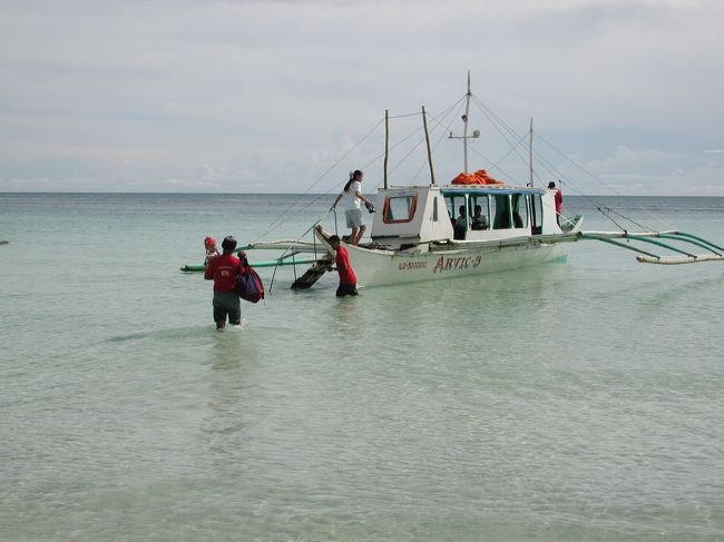 ボート乗り場では浅瀬を歩くので、ショートパンツやビーチサンダルがオススメです。20ペソ程度でおんぶをしてもらうことも出来ます。ボートに乗り込み、約20分ほどでボラカイ島に到着です。