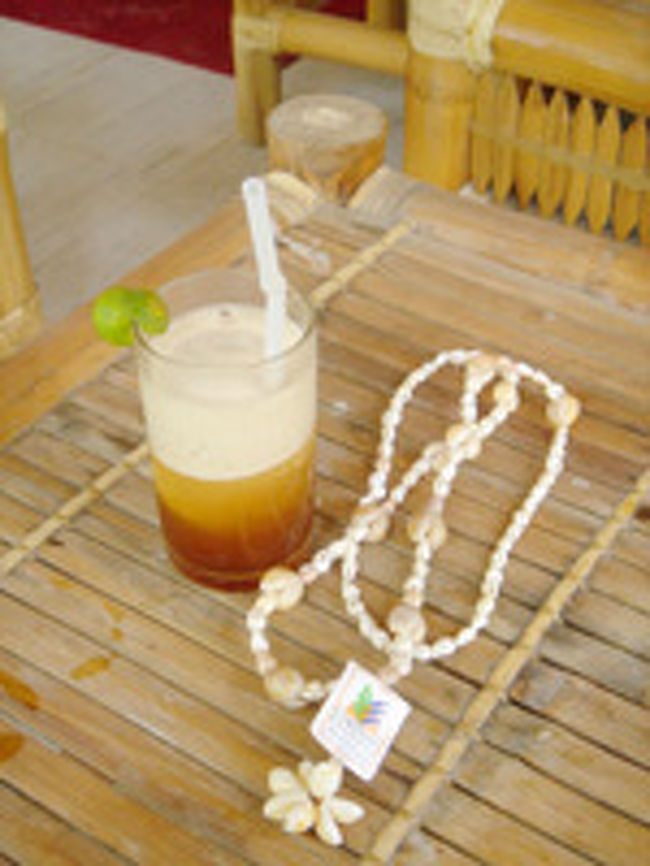 今回、ボラカイでの宿泊は『ロレンソサウス』。にぎやかなメインの場所からは歩いて約30分ほどの場所にある静かで目の前が海☆のネイティブなつくりのリゾートです。着くとまず、ウェルカムドリンクと、貝殻のネックレスでお出迎え。暑かったので、冷えひえのアイスティがすごいおいしかったです。部屋には広いバルコニーがついていて、夜はバルコニーのベンチで海の音を聞きながら過ごすことも出来ます。