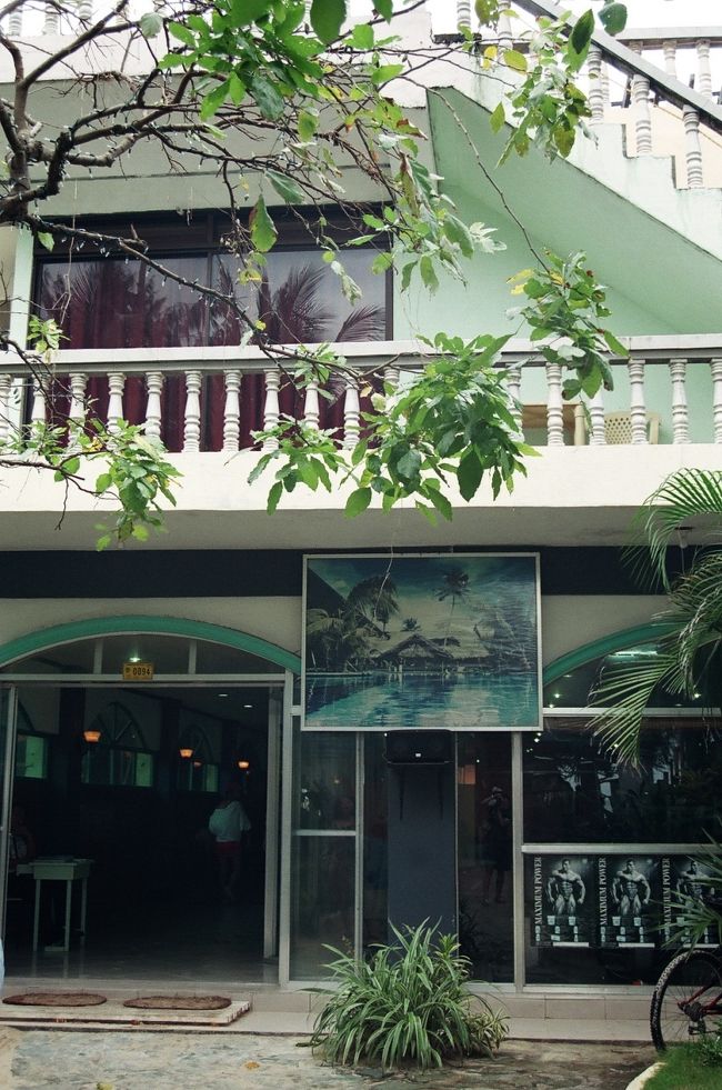 ビーチ沿いの道からの入り口。