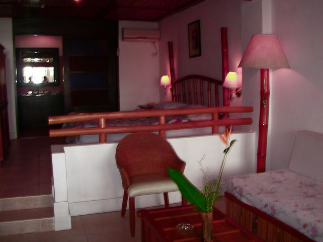 マハリカプレミアルームです。<br /><br />ビーチ沿いの建物にあります。<br />部屋に段差があり、ベッドルームとリビングに分かれています。