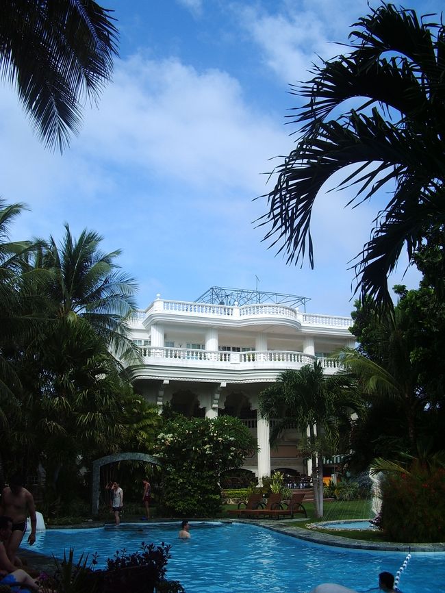 敷地が広く、緑がたくさんあります。<br /><br />プールもたくさん。