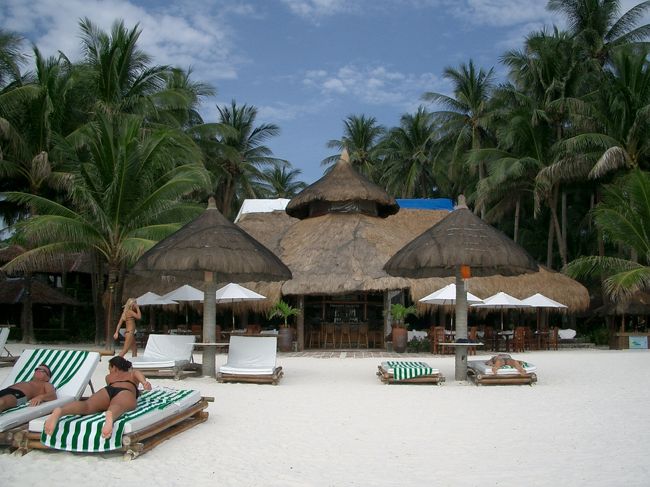 日本人に結構人気の「フライデーズ」です。<br />ネイティブな造り。<br />メインから少し離れるので静かで落ち着けます。