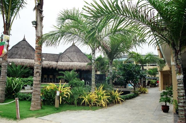 ボラカイリージェンシーです。<br /><br />ものすごく大きい！！<br />セラフの隣くらいにあります。<br /><br />写真では黄色に写ってますがピンクの建物です。