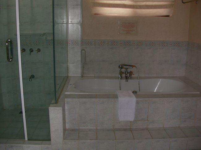 プレジデンシャルスイートのバスルーム。<br /><br />シャワールームとバスタブが別々になっています。