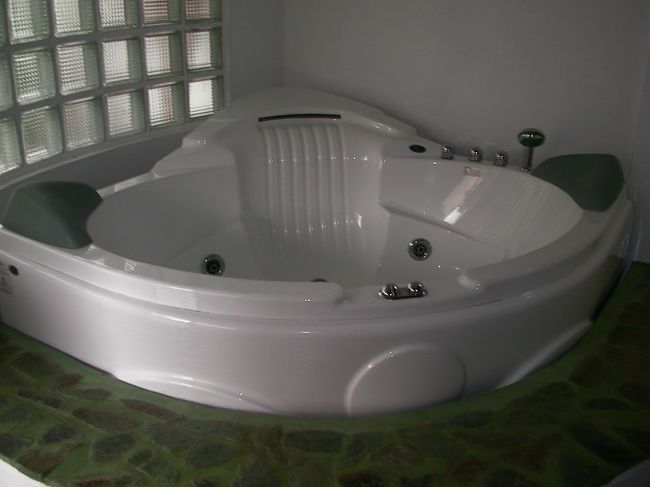 スイートルームのバスタブ