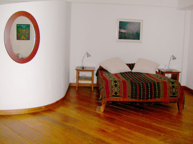 スイートルーム<br /><br />部屋の鏡がついている丸っとした壁の<br />裏側がバスルーム。