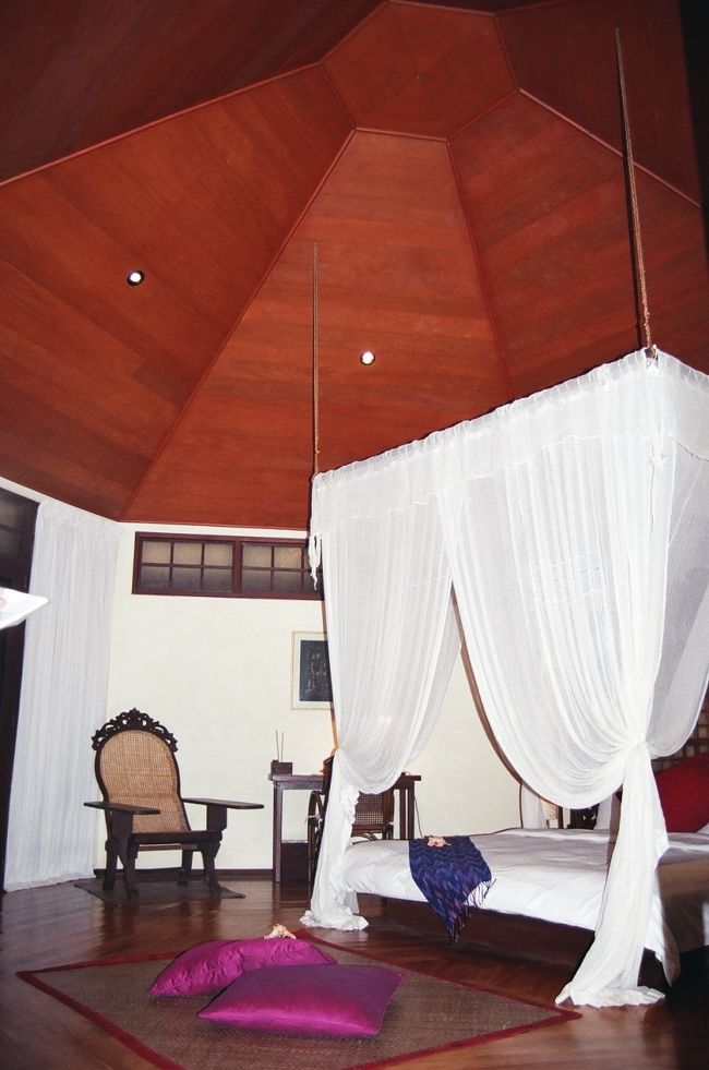 天井が高く、八角形をしたお部屋。<br />広いです。<br /><br />テレビはありません。