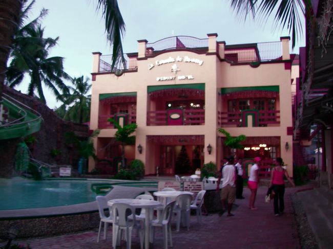 ラ・カルメーラです。<br /><br />入り口にプールがあります。<br />見た目より大きいホテルです。