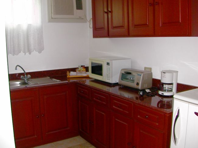 プレミアスイートのキッチン<br />お皿なども用意されています。