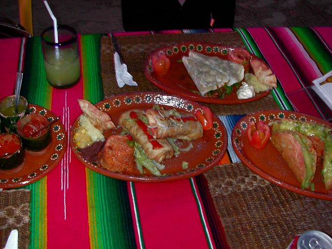 タコスはボリューム満点！味も本格的でおいしいです。お店の中とビーチの両方で食事することができ、私たちはちょうど夕陽が沈む時間帯だったので、ビーチで夕陽を眺めながら食事をしました。