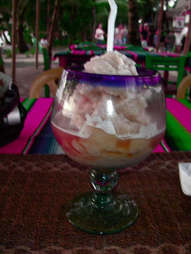 面白かったのがアイスティを頼んだら、高さ30cm程の大きなフローズンアイスティが出てきたこと飲みきるころには頭が痛くなる。<br /><br />その他にも、ビーチ沿いには雰囲気のいいバーやレストランが多数並んでいました。<br />どのレストランも注文してから料理やドリンクが来るまで約20分ほどかかります。南国のゆったりした時間・・とおもって下さい。