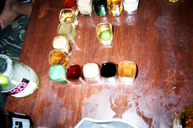 『COCOMANGAS』では、15種類のリキュールの原液を飲み干せたらTシャツをくれるというチャレンジメニューがあったので挑戦!!他の人に手伝ってもらってどうにか終了させ、Tシャツをもらいました。これは、国別ランキングがあって日本は10位でした。がんばれ日本人！