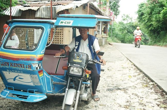 ボラカイ島では歩きでほとんどが周れますが、<br />メインロードに行ったときは<br />トライシクルが便利ですよ。<br /><br />