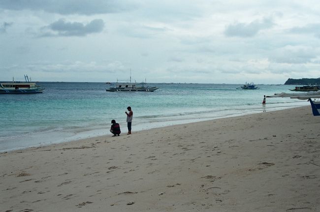 ボラカイ島はあいにくの雨模様でしたが、1日中ずっと降っていることは無かったので、楽しく過ごせました。念願のダイビングもできて本当に感動しました。スコールが降った後1度停電を経験しました。島中が真っ暗です。こんなときに携帯のライトはかなり役立ちました。停電は５〜１０分ほどで直りました。<br />今度は仕事ではなくゆっくり休暇で行きたいなーと思いながらボラカイ島を後にしました。