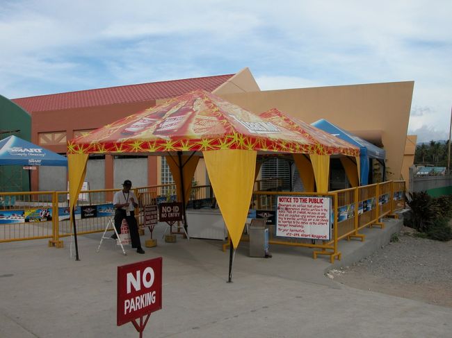 ボラカイ島から帰りもカティクラン空港を使いました。<br />空港の入り口でパスポートを見せます。<br />その後、荷物のチェックがあります。<br />スーツケースの中もチェック。