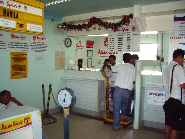 アジアンスピリットのカウンターです。<br />ココでスーツケースの重量を測ります。