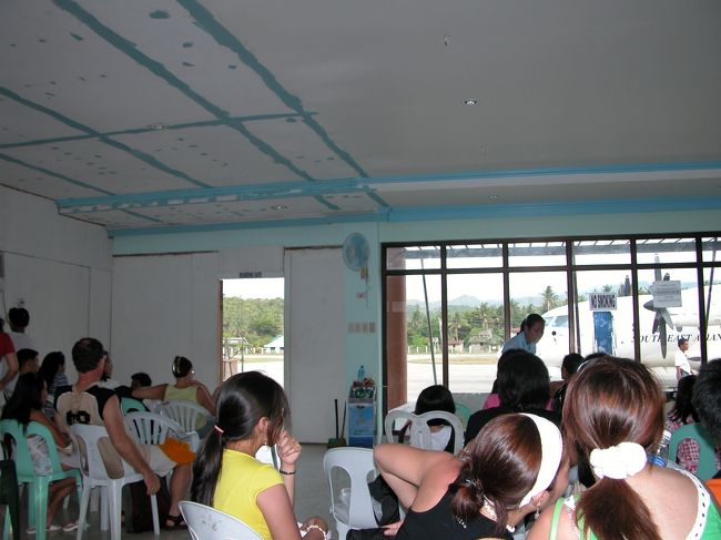 待合室です。<br />目の前はガラス張りなので飛び立つ飛行機や<br />やってくる飛行機を見ながら待ちます。<br /><br />トイレがあり、海で濡れた足を拭くことが出来ます。<br />洗面所には足を入れないで下さいという看板が<br />あるので、タオル等で拭きましょう。