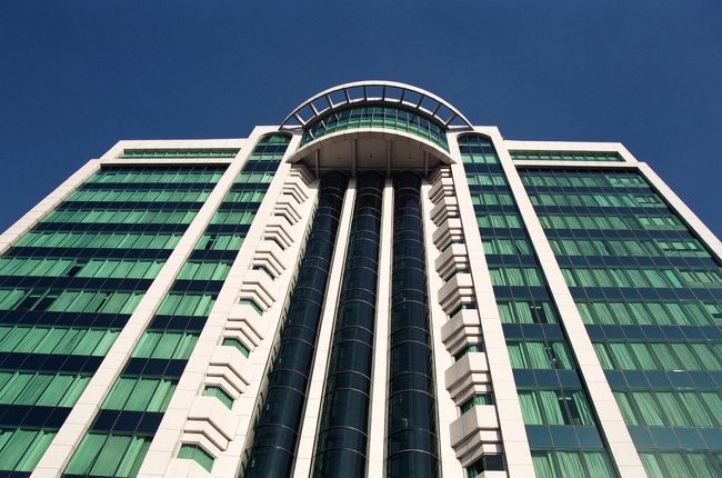 今回、マニラでの宿泊は『パンパシフィック』。エルミタ地区にある27階建てのホテルです。現在は、日本人スタッフが3名常駐しています。『パンパシフィック』は全室バスタブとシャワールームが分かれており、バスタブの近くにはテレビまであります。ホテルの周りにはロビンソンデパートやレストラン、スパなどがあり近場で楽しむことが出来ます。<br />