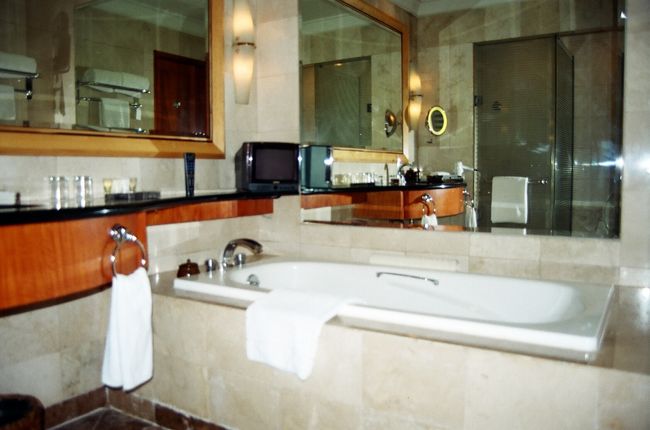 一番下のカテゴリーとは思えない<br />広々としたバスルーム。<br /><br />バスタブの前にはテレビまで！！<br />バスソルトも用意されていました。