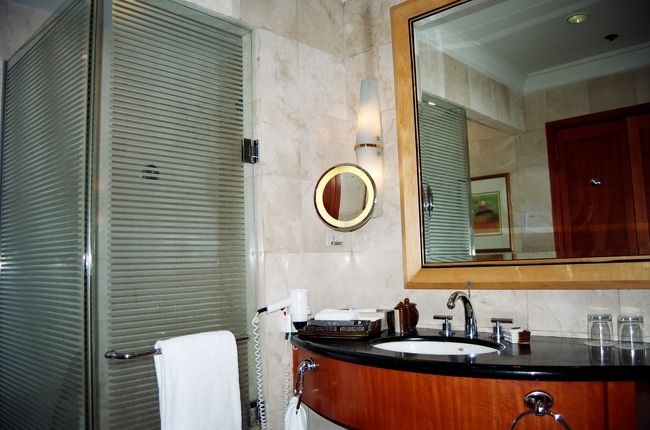 シャワールームはバスタブとは別にあります。