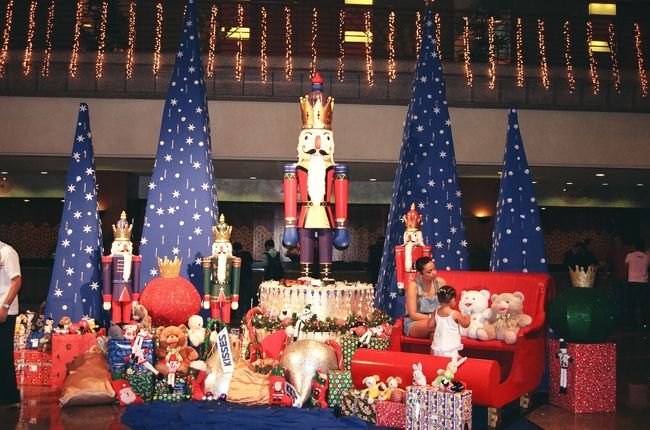 ニューワールドのロビー。<br /><br />クリスマスの飾りつけすごかった〜！！