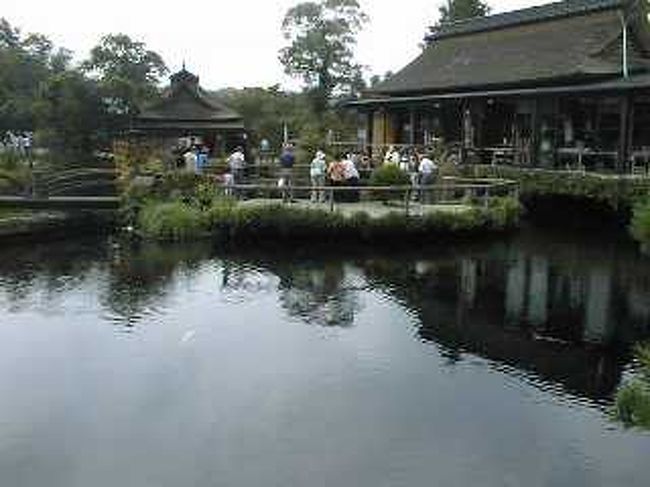 平日なのにかなりの数の観光客がいました。<br />ここのそばはかなり美味しいのだが今日の目的はほうとうなので我慢我慢。<br /><br />売店寄っても買うものないし駐車料金取られてもいいやってことで<br />駐車場から出るときお金払う用意すると「無料です」だって。ラッキー♪<br />