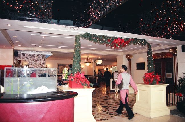 １階のレストラン。<br />朝食付きのツアーはココで食事を食べます。<br /><br />月ごとにテーマが決められていて<br />それに沿った飾り付けが面白いです。